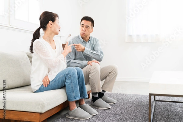 Fototapeta ソファーに座っている熟年夫婦