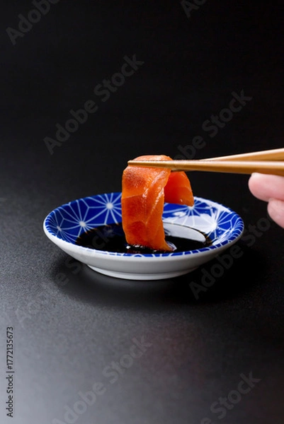 Obraz 皿に盛られたサーモンのお刺身 黒背景