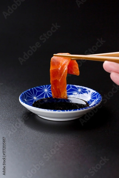 Obraz 皿に盛られたサーモンのお刺身 黒背景