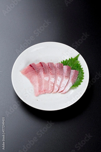 Obraz 皿に盛られたブリのお刺身 黒背景
