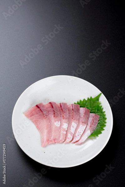 Obraz 皿に盛られたブリのお刺身 黒背景