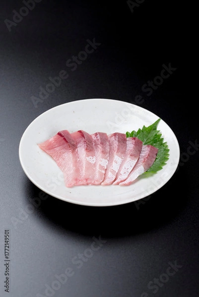 Obraz 皿に盛られたブリのお刺身 黒背景