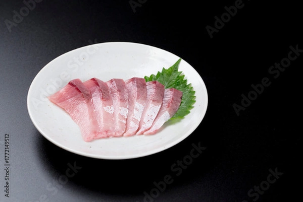 Obraz 皿に盛られたブリのお刺身 黒背景