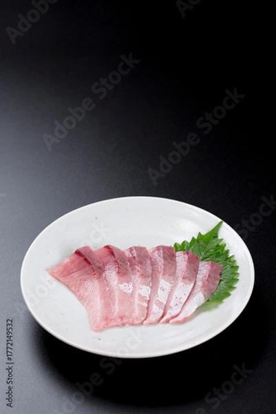 Obraz 皿に盛られたブリのお刺身 黒背景