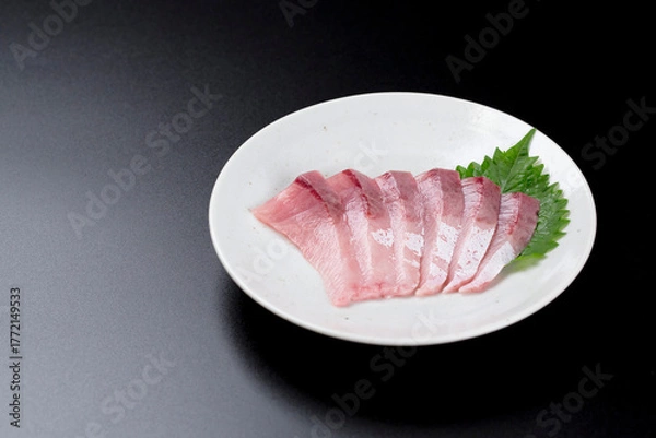 Obraz 皿に盛られたブリのお刺身 黒背景