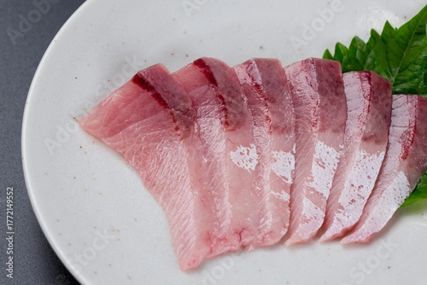 Obraz 皿に盛られたブリのお刺身 黒背景