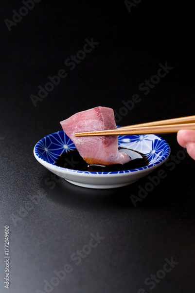 Obraz 皿に盛られたブリのお刺身 黒背景