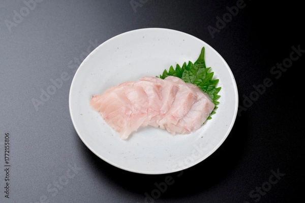 Fototapeta 皿に盛られたサワラのお刺身 黒背景