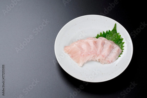 Obraz 皿に盛られたサワラのお刺身 黒背景