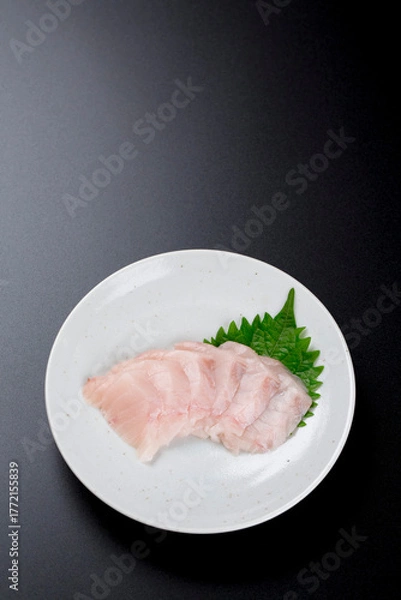 Obraz 皿に盛られたサワラのお刺身 黒背景