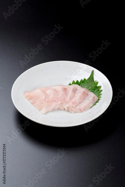 Obraz 皿に盛られたサワラのお刺身 黒背景