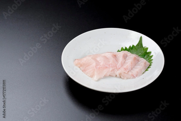 Obraz 皿に盛られたサワラのお刺身 黒背景