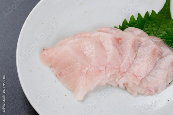 Obraz 皿に盛られたサワラのお刺身 黒背景