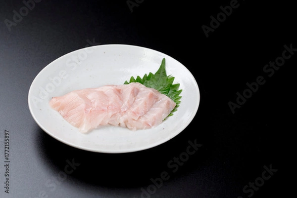 Obraz 皿に盛られたサワラのお刺身 黒背景