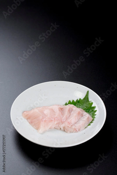 Obraz 皿に盛られたサワラのお刺身 黒背景