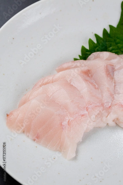 Obraz 皿に盛られたサワラのお刺身 黒背景