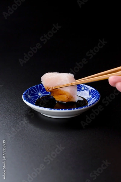 Obraz 皿に盛られたサワラのお刺身 黒背景