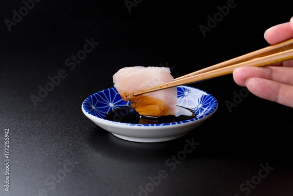 Obraz 皿に盛られたサワラのお刺身 黒背景