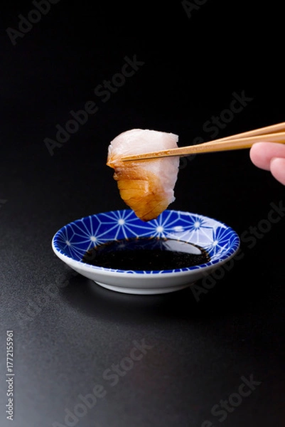 Obraz 皿に盛られたサワラのお刺身 黒背景