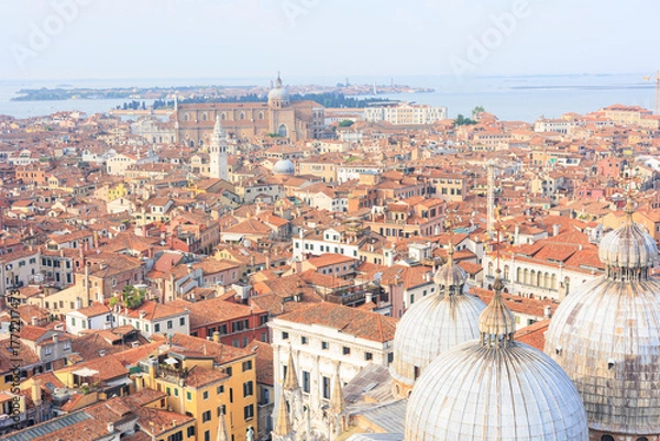 Obraz イタリアのヴェネツィアにあるサン・マルコ広場周辺の街並みを上空から撮影