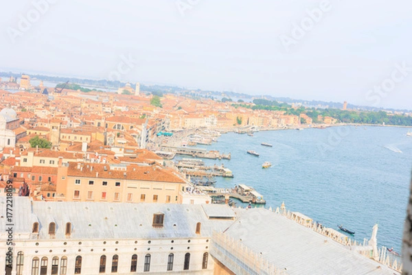 Obraz イタリアのヴェネツィアにあるサン・マルコ広場周辺の街並みを上空から撮影