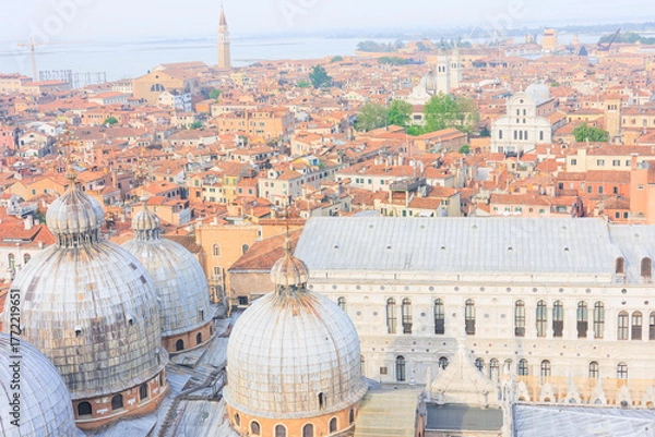 Obraz イタリアのヴェネツィアにあるサン・マルコ広場周辺の街並みを上空から撮影