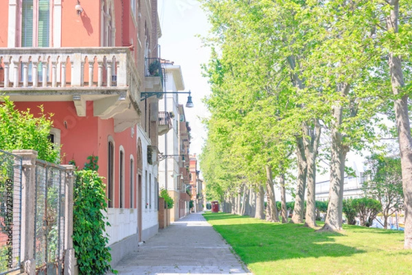 Obraz 新緑のイタリアのヴェネツィアにあるサン・エレナ島のピアヴェ通り