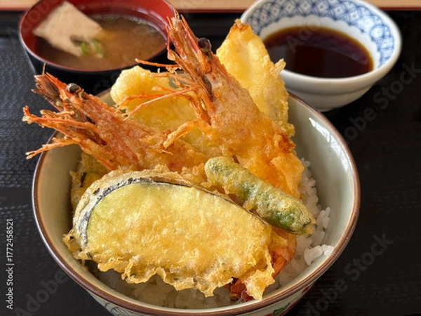 Fototapeta 海老と野菜の天丼 味噌汁付き