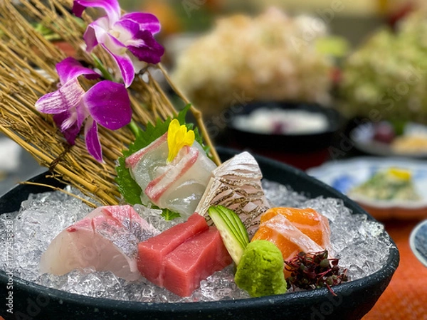 Fototapeta 華やかな刺身盛り合わせ 氷と花を添えて
