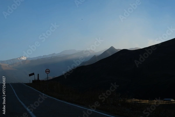 Obraz road in mountains