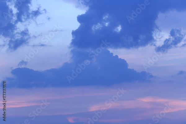 Fototapeta Soft Blue Sky with Wispy Clouds in Gentle Shades of Twilight, Capturing the Tranquility and Beauty of Evening Atmosphere