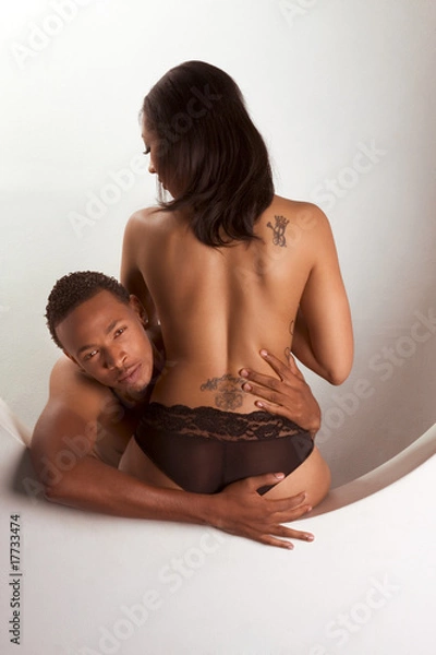 Obraz Młoda para czarny Mężczyzna i kobieta w miłości przytulanie
