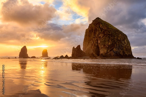 Fototapeta Słońce zachodzi za Haystack Rock u wybrzeży Oregonu
