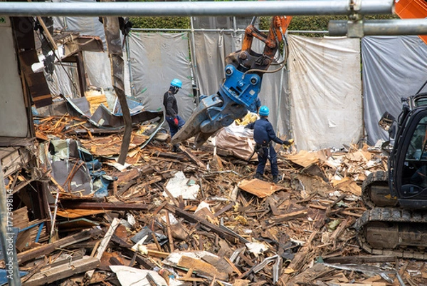 Obraz 廃材・瓦礫を運ぶ作業員