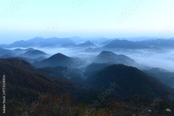 Obraz a misty view through the mountains