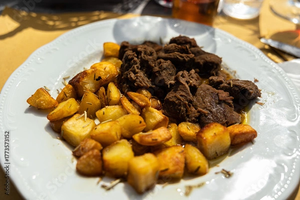 Fototapeta piatto tradizionale del nord Italia a base di gnocchi e pezzi di carne di manzo