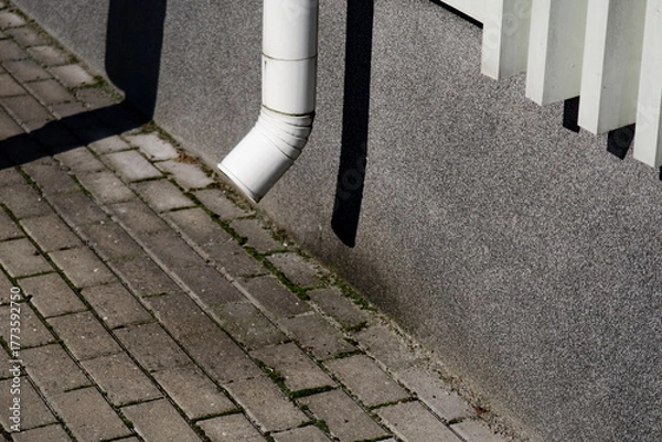 Fototapeta Tuyau de drainage d'eau de pluie. Tuyau d'évacuation de gouttière.