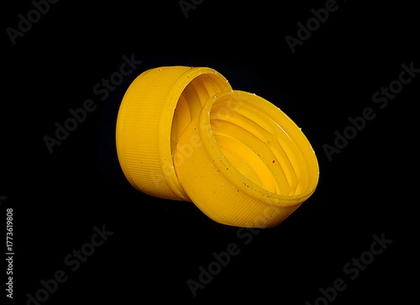 Obraz bottle cap isolated on black background