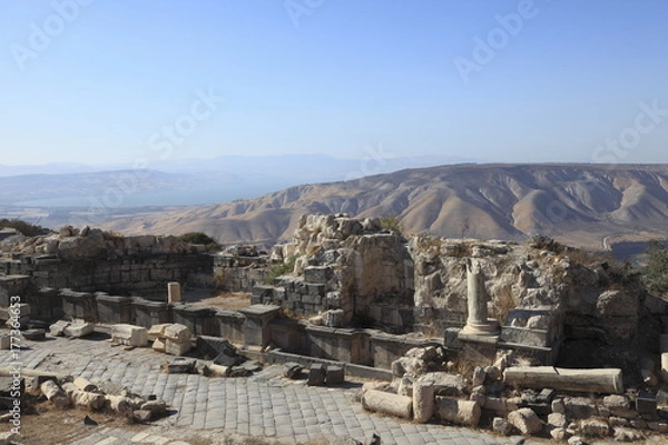 Fototapeta ウム・カイス遺跡のニンファエウムとゴラン高原とガラリア湖