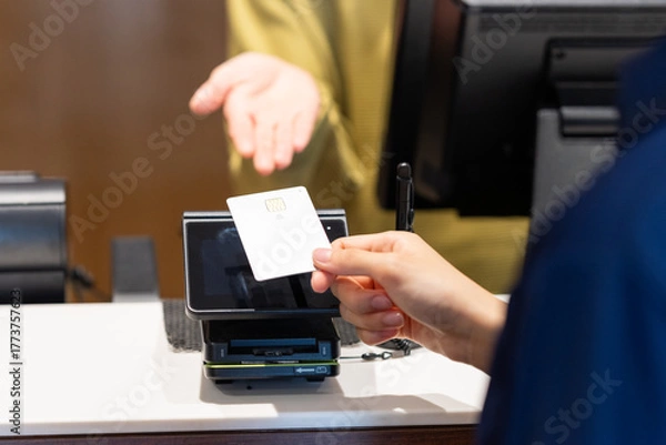 Fototapeta クレジットカードの決済をする若い女性　撮影協力：スポーツクラブ&サウナスパ ルネサンス 幕張24
