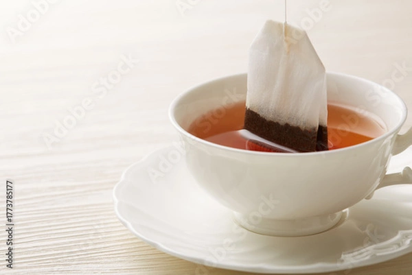 Obraz 白い背景に暖かい紅茶のイメージ