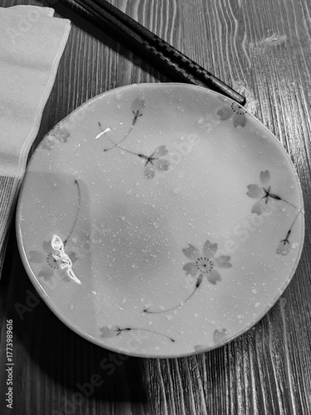 Fototapeta Detail of a plate with chopsticks for Japanese cuisine, a culinary art based on balance, aesthetics, and the exaltation of the natural flavors of the ingredients.