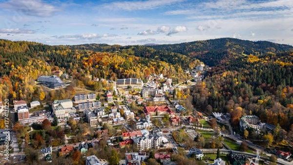 Obraz Centrum Krynicy-Zdroju jesienią - Ujęcie Lotnicze