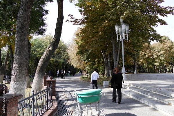 Obraz ウズベキスタンの首都タシケントにあるティムール広場の銅像と博物館、及びコーラン博物館と近辺のイスラム建築。