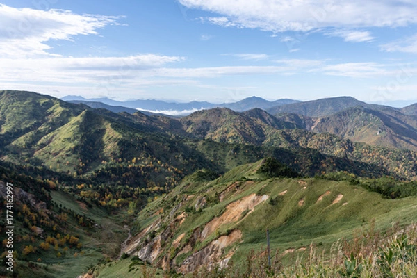 Fototapeta 緑と紅葉が織りなす秋の志賀高原
