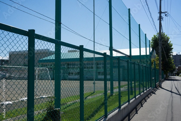 Fototapeta グランドの背の高いフェンス