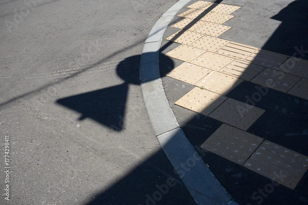Fototapeta アスファルトの路面とサインの影