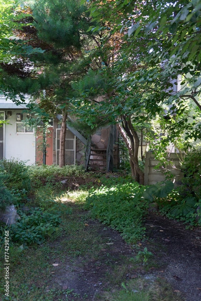 Fototapeta 今は使われていない古いアパート