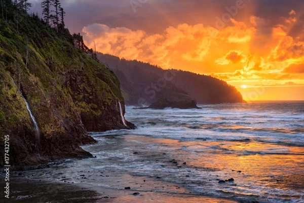 Fototapeta Słońce zachodzi nad Pacyfikiem w Cape Lookout State Park w stanie Oregon