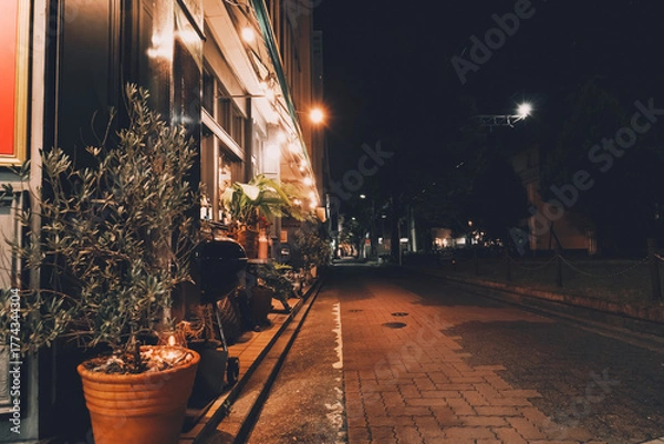 Fototapeta 静けさと光が織りなすおしゃれな夜のレストラン風景